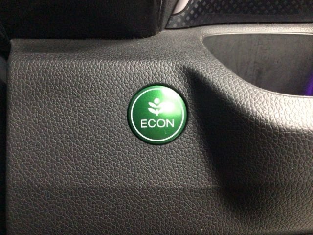 ★ECONスイッチ★　エコドライブを加速しよう！スイッチをONにすると、運転の仕方によるロスを抑え込み燃費をよくするようクルマが頑張ります（＊＾ー＾＊）燃費向上にチャレンジ♪