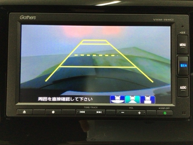 【バックカメラ】運転が苦手な方も車庫入れラクラクです！ギアをリバースに入れれば自動的に切り換わりますので、面倒な操作は不要です♪狭い駐車場もお車を傷つけず安心ですね！
