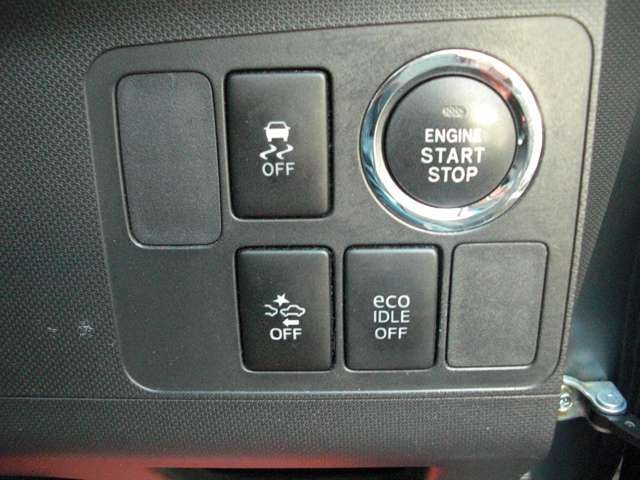 プッシュスタート！ボタンを押しただけでエンジンかかりますよ(^^)/アイドリングストップ車でもありますので燃費向上に繋がります