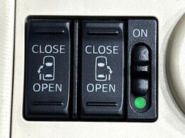 【両側パワースライドドア】スマートキーや運転席のスイッチで後席両側スライドドアの開閉が可能♪電動だから力を入れてドアを開ける必要が無く、小さなお子様でも簡単に開け閉めでき快適です♪