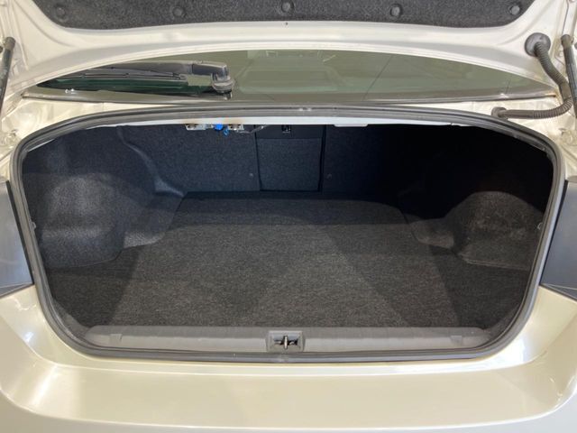 積み下ろしのしやすいデッキにはたっぷりと荷物を積み込んでいただけます。遊びから仕事まで、様々なシーンで頼れます♪