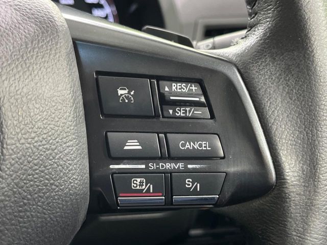 【全車速追従機能付クルーズコントロール】高速道路での長距離走行が楽に！！自動で速度を保つクルーズコントロールが、衝突軽減システムと連携し、前方の車両を感知して車間を保つように速度調節してくれます！！