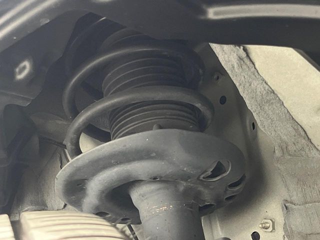 お車を安心してお乗りいただく為には、足回りの定期点検が欠かせません。サービスサポート（有償保証）では無料点検もご提供しており、安心のカーライフをお過ごしいただけるサポート体制が整っています。
