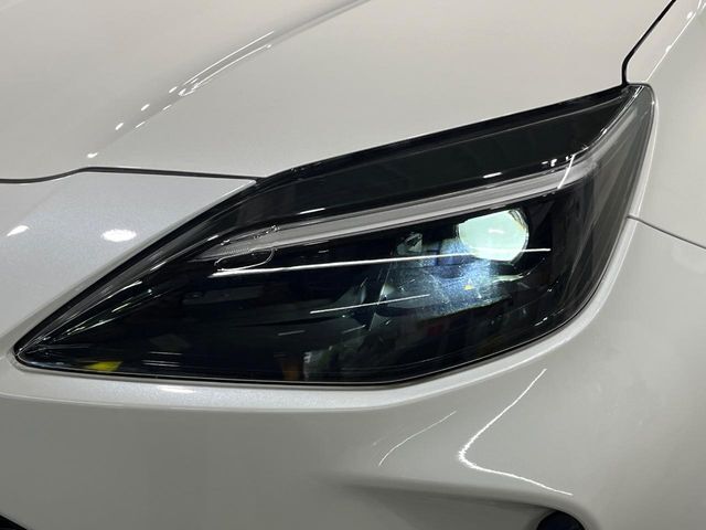 【LEDヘッドライト】悪天候や夜間走行時も良好な視界を確保し安心して運転できる高輝度LEDヘッドライトを装備！点灯速度が早く、消費電力も抑えられています。