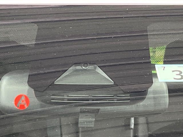 【プリクラッシュセーフティ】前方の車両等を検知し、衝突しそうな時は警報で注意を促し、ブレーキを踏む力をサポート。ブレーキを踏めなかった場合は衝突被害軽減ブレーキが作動、衝突回避をサポートします。