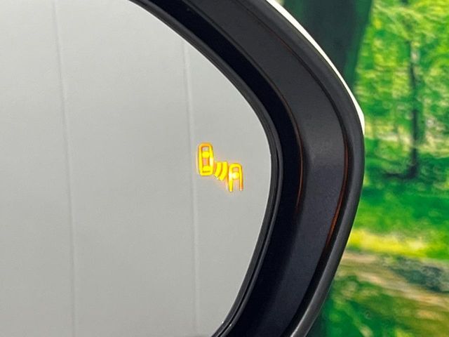 【ブラインドスポットモニター】走行中、ドアミラーの死角になりやすい箇所に後続車が接近するとサイドミラーのレンズに警告を表示！ドライバーに注意喚起をしてくれます。
