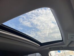 【サンルーフ】開放感たっぷりの希少装備、サンルーフが装着されています！車内に明かりを取り入れたり景色を楽しむ以外にも、車内の空気も簡単に換気できて快適です！