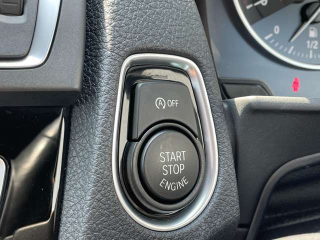 コンフォートアクセスなので鍵をもっていれば、ドアの開閉、エンジンの始動は指一本です♪