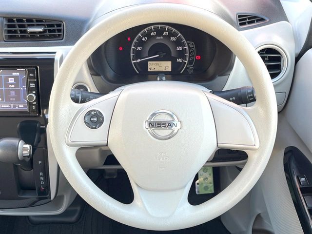 インテリアに合わせたデザインのステアリングは、運転される方のことも考え、運転しやすい形状、大きさです。是非一度、実際に触ってお確かめください。