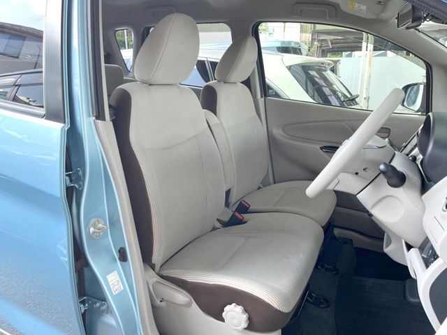 運転席シート廻りは使用感も少なく、良好な状態となっています。丁寧に使われていたことがよくわかりますね。