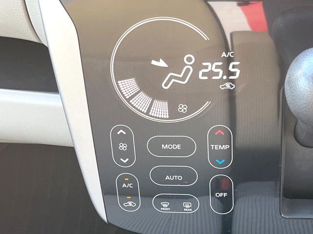 【オートエアコン】一度お好みの温度に設定すれば、車内の温度を検知し風量や温度を自動で調整。暑い…寒い…と何度もスイッチ操作をする必要はありません。快適な車内空間には必須の機能ですね♪
