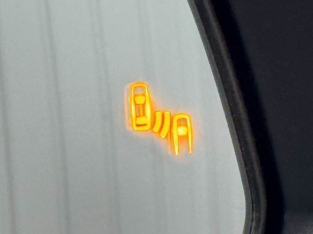 【ブラインドスポットモニター（BSM）】車線変更時に車両後方から来る車両を検知し安全をサポートする装置です。