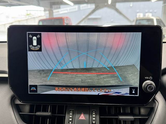 【カラーバックモニター】を装備しております。リアの映像がカラーで映し出されますので日々の駐車も安心安全です。