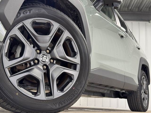 ヨコハマタイヤ 235/55R19 純正アルミが装備されております。タイヤの状態も良好です。