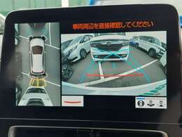 【パノラミックビューモニター】クルマを真上から見下ろした視点で駐車をサポートします！クルマの斜め後ろや真横など、いち早く障害物に気が付くことができます。