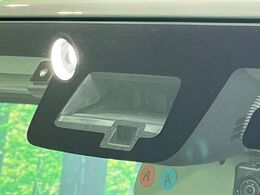 【スズキ　セーフティサポート】走行中に前方の車両等を認識し、衝突しそうな時は警報とブレーキで衝突回避と被害軽減をアシスト。より安全にドライブをお楽しみいただけます。