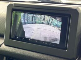【バックカメラ】駐車時に後方がリアルタイム映像で確認できます。大型商業施設や立体駐車場での駐車時や、夜間のバック時に大活躍！運転スキルに関わらず、今や必須となった装備のひとつです！