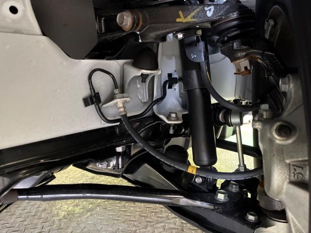 お車を安心してお乗りいただく為には、足回りの定期点検が欠かせません。サービスサポート（有償保証）では無料点検もご提供しており、安心のカーライフをお過ごしいただけるサポート体制が整っています。