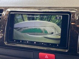 【バックカメラ】駐車時に後方がリアルタイム映像で確認できます。大型商業施設や立体駐車場での駐車時や、夜間のバック時に大活躍！運転スキルに関わらず、今や必須となった装備のひとつです！