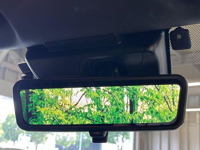 【デジタルインナーミラー】後席の大きな荷物や同乗者で後方が確認しづらい時でも安心！カメラが撮影した車両後方の映像をルームミラー内に表示。クリアな視界で状況の確認が可能です！