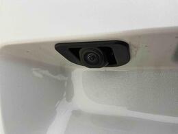 バックカメラ付きで車庫入れも安心♪