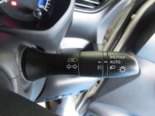 周囲の明るさに応じて点灯・消灯 (オートライトシステム) ON・OFFの切替不要　消し忘れ防止にも便利機能です