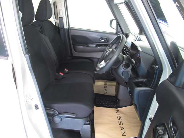 運転席の足元も広く余裕があります　シートリフター付きで小柄な方でも高さ調整が可能です