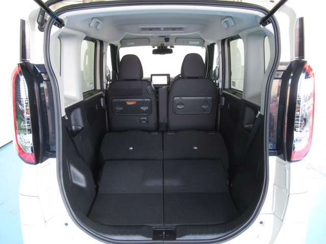 バックドアも大きく荷物の出し入れもらくです　リヤシートは、左右分割式で背もたれを倒すと広いラゲッジルームとして使用可能です