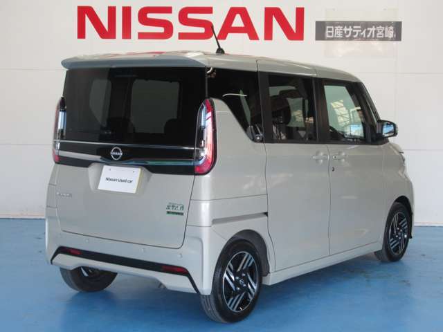 狭い駐車場での乗り降りや荷物の出し入れにとても便利なスライドドア