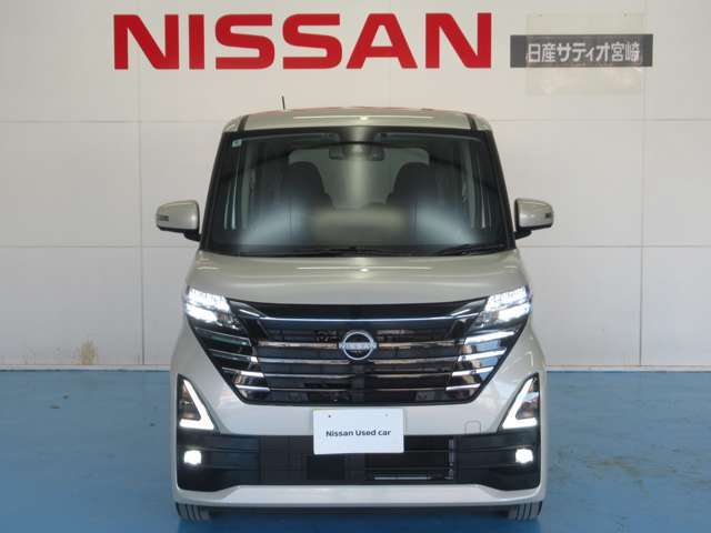 白色光で遠方まで明るく照らしだし、ナイトドライブでの安全運転をサポート