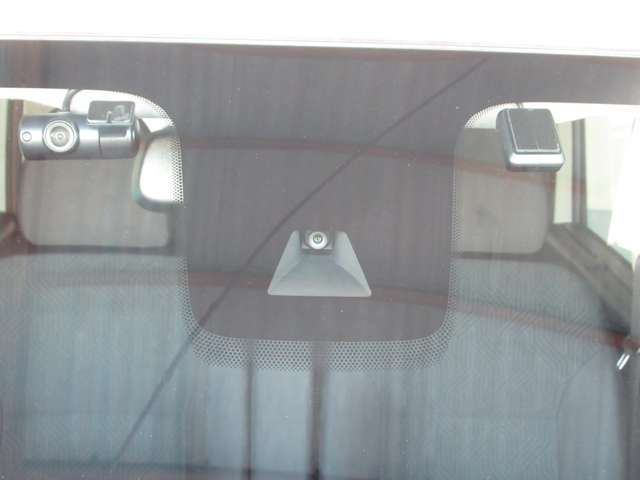 前方の車両を検知。 エマージェンシー（衝突軽減）ブレーキ装備