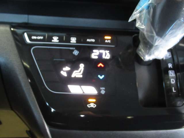 オートエアコンで車内はいつも快適　設定温度で風向きや風量を調節してくれます