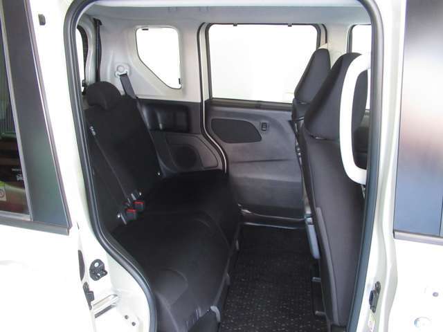 リヤシートは左右分割でシートスライド　個別でシート位置が調整可能