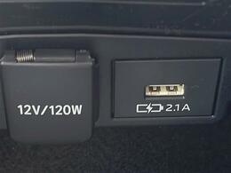 【充電用USB端子】センターコンソールにスマホなどの充電に便利な専用USB端子を装備。
