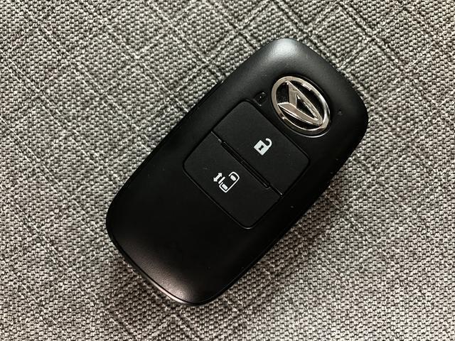 【キーフリーシステム】電子キーをポケットやカバンに入れて携帯しているだけでドアの開け閉めやエンジンのON/OFFが出来ます☆　また、イモビライザー機能も備わっていますので盗難対策もバッチリです☆