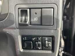 【電動格納ミラー】サイドミラーは電動格納式となっており、狭い駐車場でもキズがつくリスクを抑えられます。