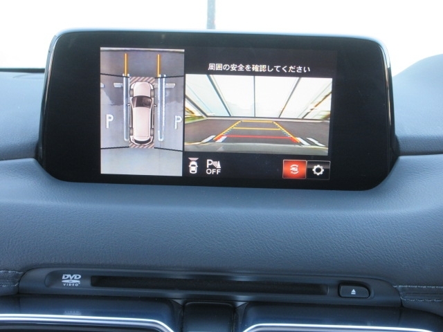 360°ビューモニター＆フロントパーキングセンサーを装備。車両の前後左右に備えた4つのカメラを活用し、車両を上から俯瞰したような映像を表示し駐車やすれ違いなどでの運転をサポートします。