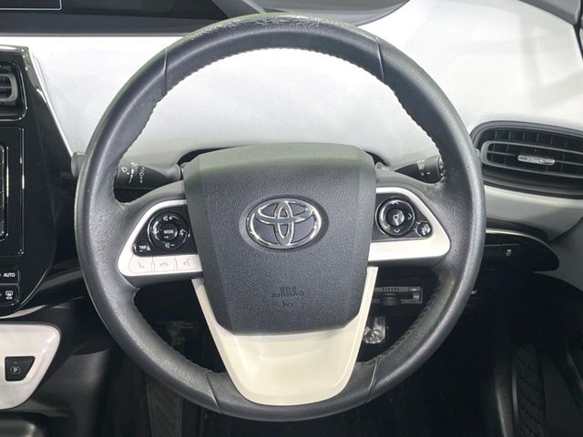 インテリアに合わせたデザインのステアリングは、運転される方のことも考え、運転しやすい形状、大きさです。是非一度、実際に触ってお確かめください。