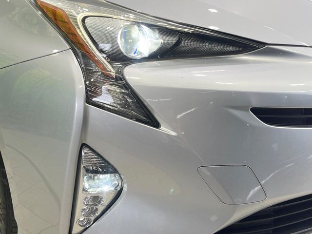【LEDヘッドライト】悪天候や夜間走行時も良好な視界を確保し安心して運転できる高輝度LEDヘッドライトを装備！点灯速度が早く、消費電力も抑えられています。