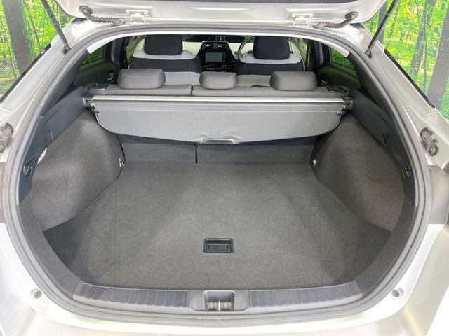 積み下ろしのしやすいデッキにはたっぷりと荷物を積み込んでいただけます。遊びから仕事まで、様々なシーンで頼れます♪