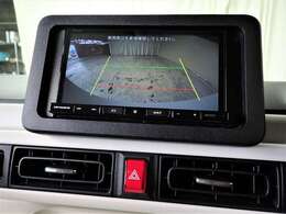 【バックカメラ】駐車時に後方がリアルタイム映像で確認できます。大型商業施設や立体駐車場での駐車時や、夜間のバック時に大活躍！運転スキルに関わらず、今や必須となった装備のひとつです！