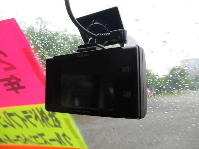 事故やあおり運転に遭遇した際、動画を記録して保存できる、社外ドライブレコーダーが付いてます♪
