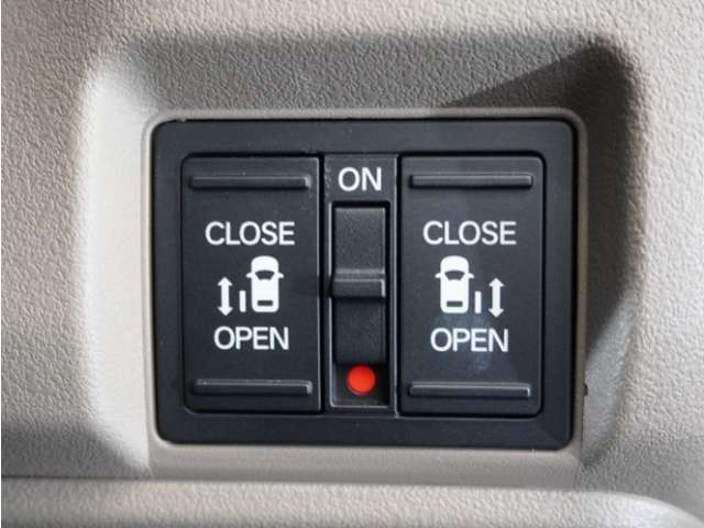 ◆両側電動スライドドア◆狭い駐車場でも乗り降りが楽々♪お子様が隣の車にドアを当ててしまう心配もございません！小さなお子様連れの方もこれで安心。
