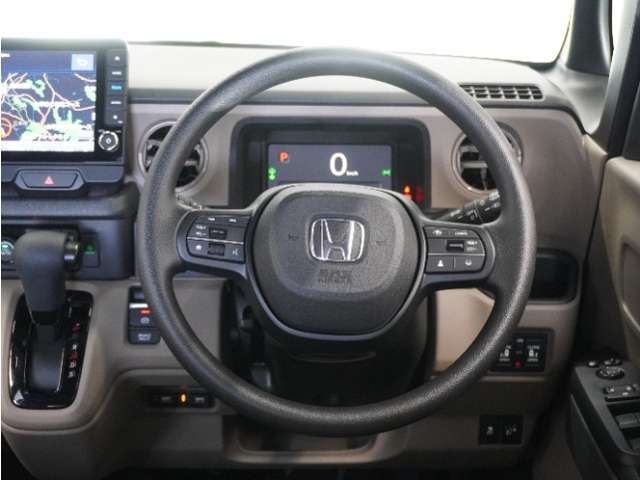 【Honda SENSING】 カメラ等装置で精度の高い検知能力を発揮、安全運転を支援します。ステアリング上のコントローラーに注目！