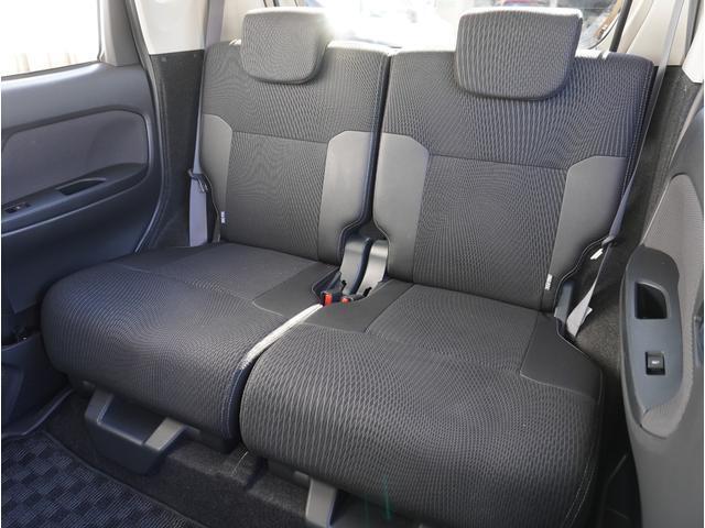 【後部座席】膝まわりや足元にゆとりのスペースを確保した後席。週末の遠出の際にも、ゆったりとした姿勢で快適に過ごせます。