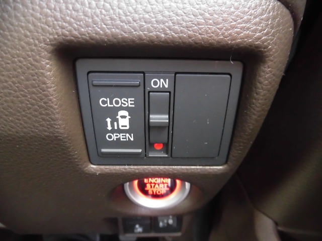 狭い駐車場や壁際でもドアをぶつける心配が少なく開けられる両側スライドドアです。助手席側は電動で、開閉操作も楽々です！