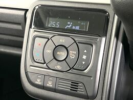 【オートエアコン】一度お好みの温度に設定すれば、車内の温度を検知し風量や温度を自動で調整。暑い…寒い…と何度もスイッチ操作をする必要はありません。快適な車内空間には必須の機能ですね♪