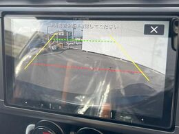 【バックカメラ】駐車時に後方がリアルタイム映像で確認できます。大型商業施設や立体駐車場での駐車時や、夜間のバック時に大活躍！運転スキルに関わらず、今や必須となった装備のひとつです！