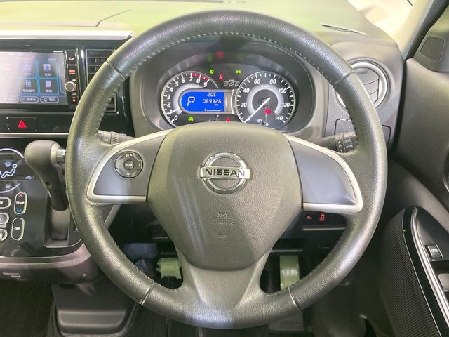 インテリアに合わせたデザインのステアリングは、運転される方のことも考え、運転しやすい形状、大きさです。是非一度、実際に触ってお確かめください。