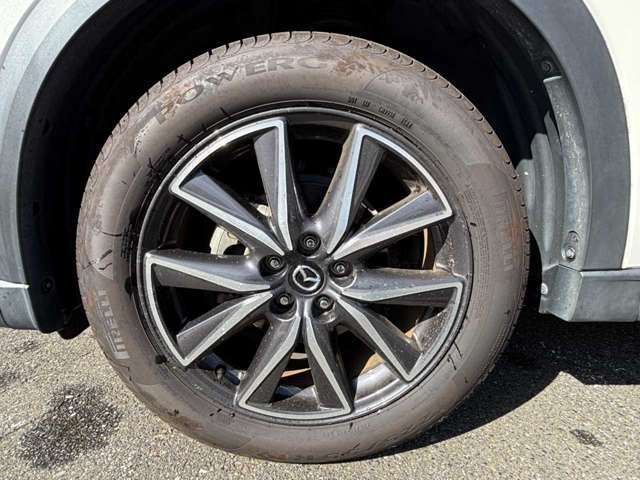 外観にマッチした純正アルミホイールを装着しております。